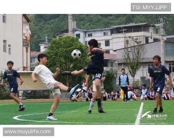 小孩小足球明星展现过人技巧引发全场欢呼与赞叹